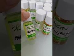 ตัวอย่างฟรี น้ํามันหอมเทียน Cedar Essence น้ํามันหอมเทียนที่มีเวลาเผาไหม้สูงถึง 40 ชั่วโมงและอัตราการเพิ่ม 1.2%-3%